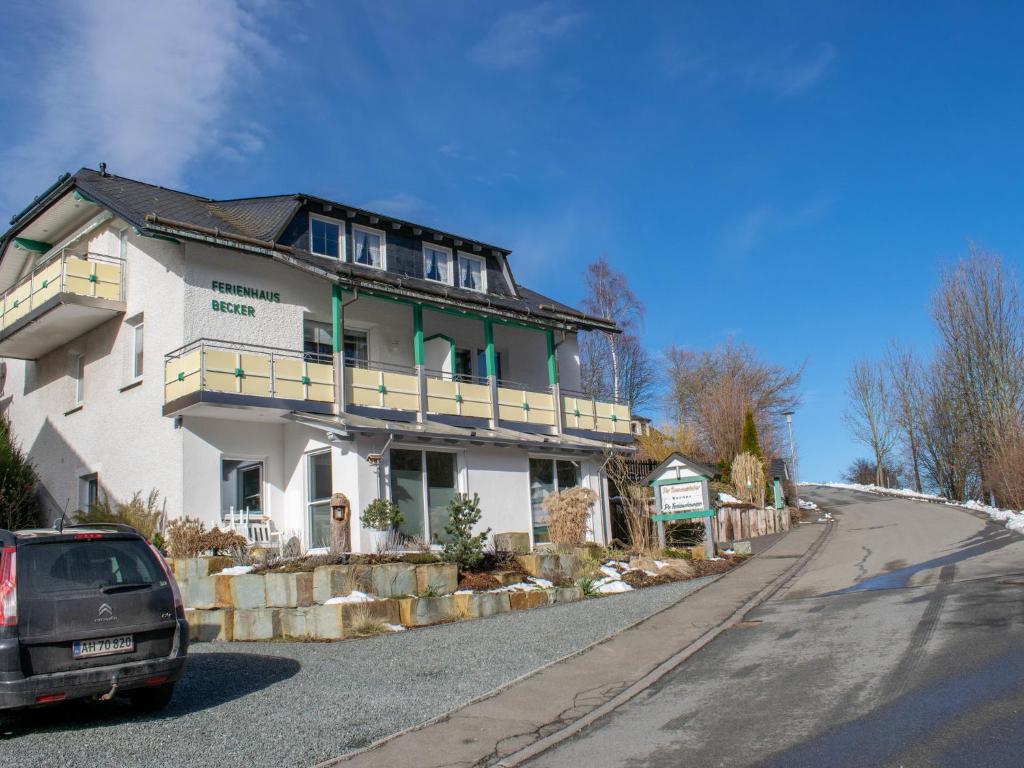 een groot wit gebouw aan de kant van een weg bij Ferienwohnung in der Nähe des Skigebietes in Willingen