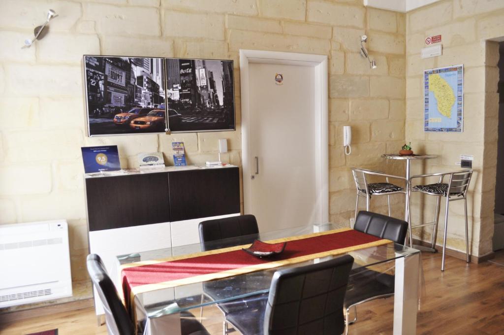 ein Esszimmer mit einem Glastisch und Stühlen in der Unterkunft B&B Lecce Holidays in Lecce