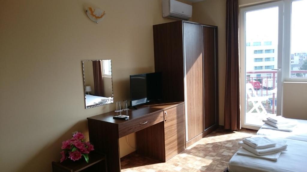 TV a/nebo společenská místnost v ubytování Hotel Sapphire