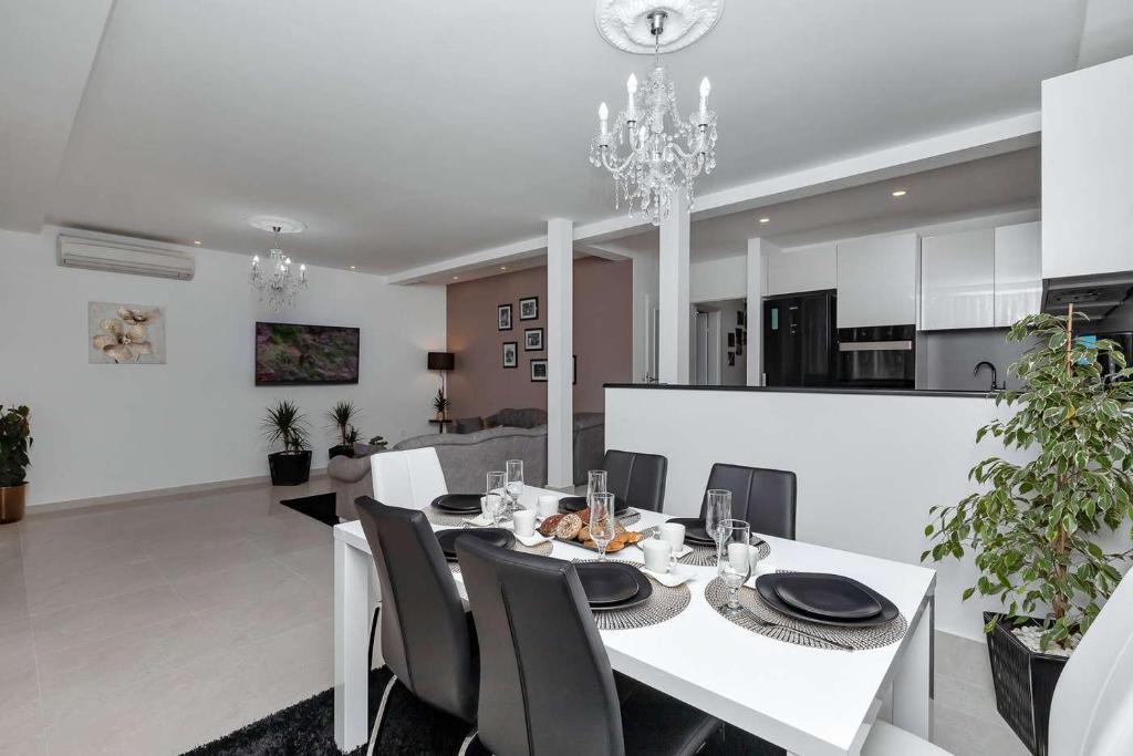Kuchyň nebo kuchyňský kout v ubytování Luxurious Apartment Nino