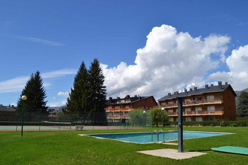 Photo de la galerie de l'établissement Amplio apartamento con piscina en Llívia, à Llívia