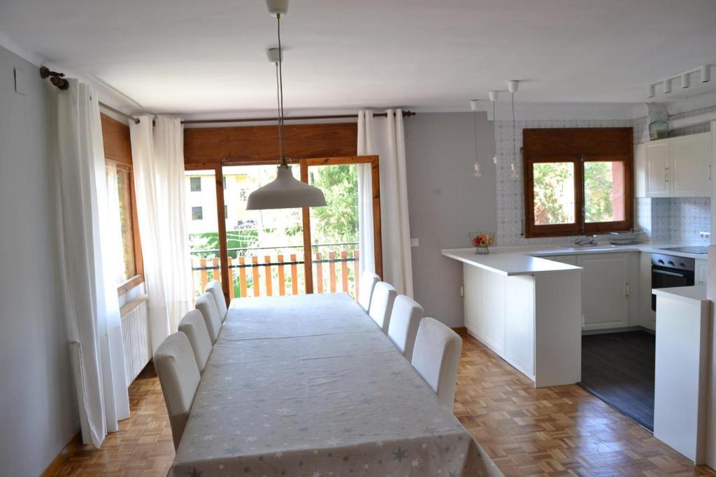 Kuchyň nebo kuchyňský kout v ubytování Amplio apartamento con piscina en Llívia