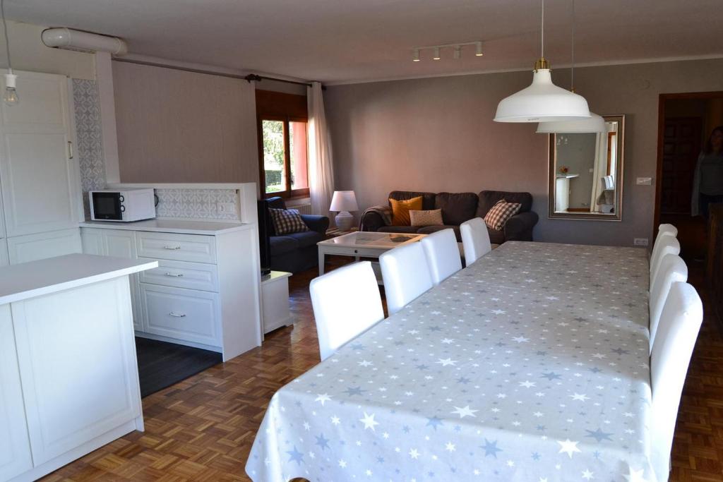 Kuchyň nebo kuchyňský kout v ubytování Amplio apartamento con piscina en Llívia