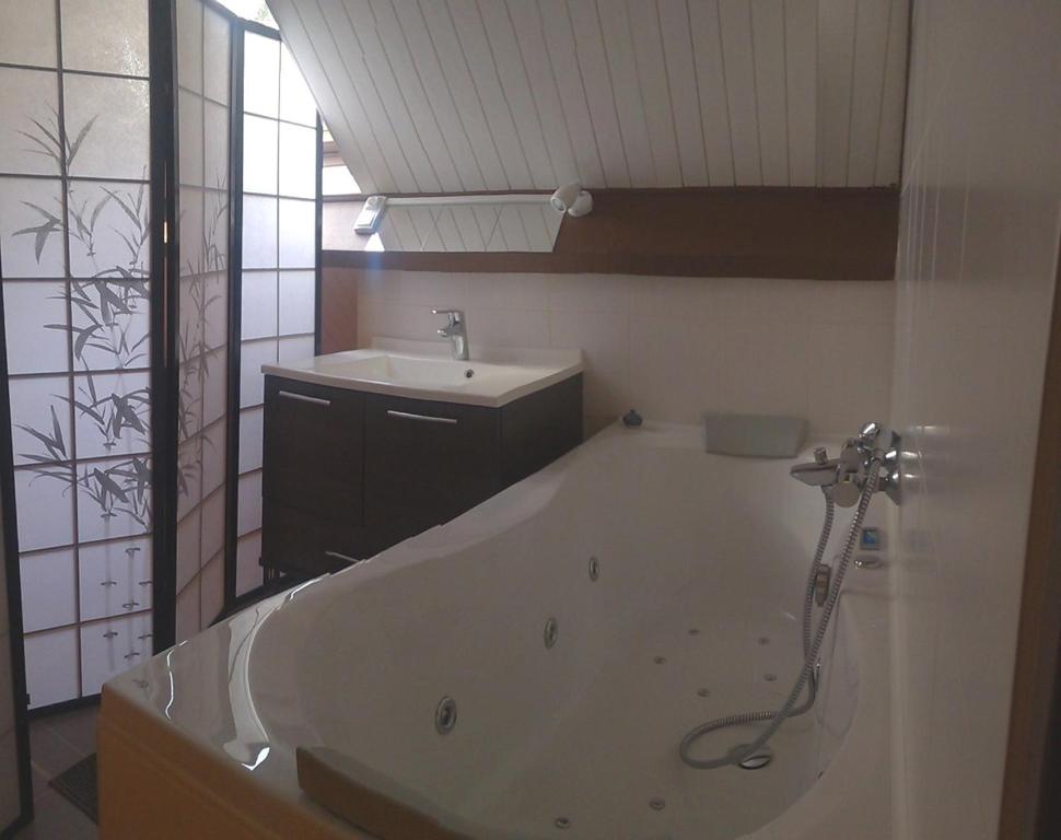 Séjour chez l'habitant chambre individuelle avec baignoire balneo ,  Avallon, France - 59 Commentaires clients . Réservez votre hôtel dès  maintenant ! - Booking.com