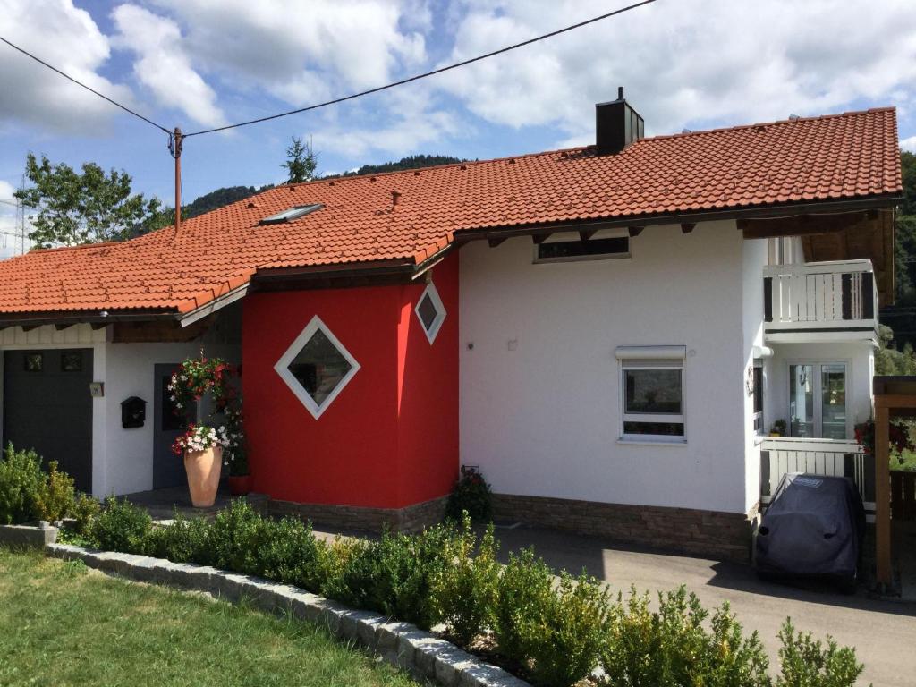レッテンベルクにあるFerienwohnung-Holzer-Feng-Shuiの赤屋根の白赤家屋敷