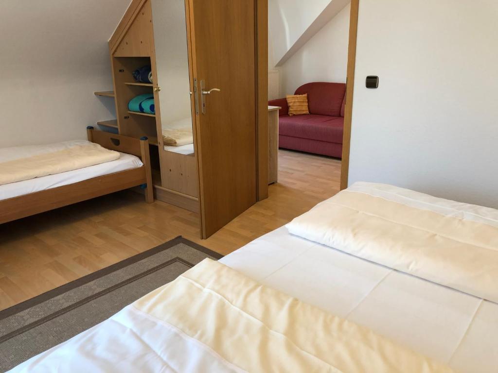 Postel nebo postele na pokoji v ubytování Hotel Rose Heidelberg inklusive Frühstück & Saunanutzung