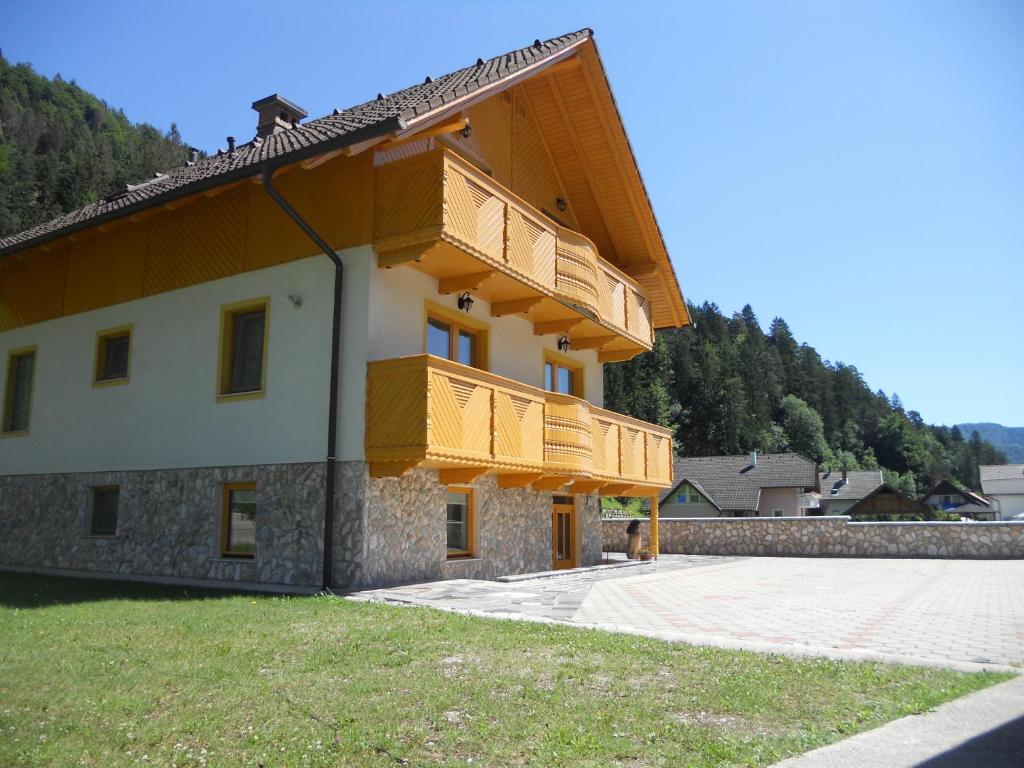 un edificio con un balcón en el lateral. en Apartment Bosili en Mojstrana