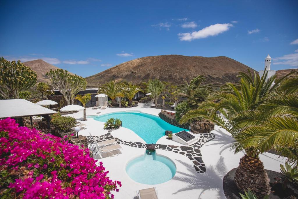 ein Luftblick auf ein Resort mit einem Pool und Palmen in der Unterkunft Finca Malvasia Vineyard in Tías