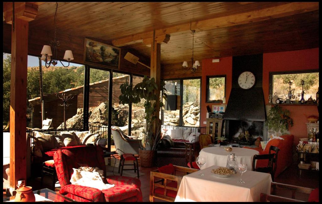 A seating area at Posada Rural SPA Granja LA TEJERA de Lozoya