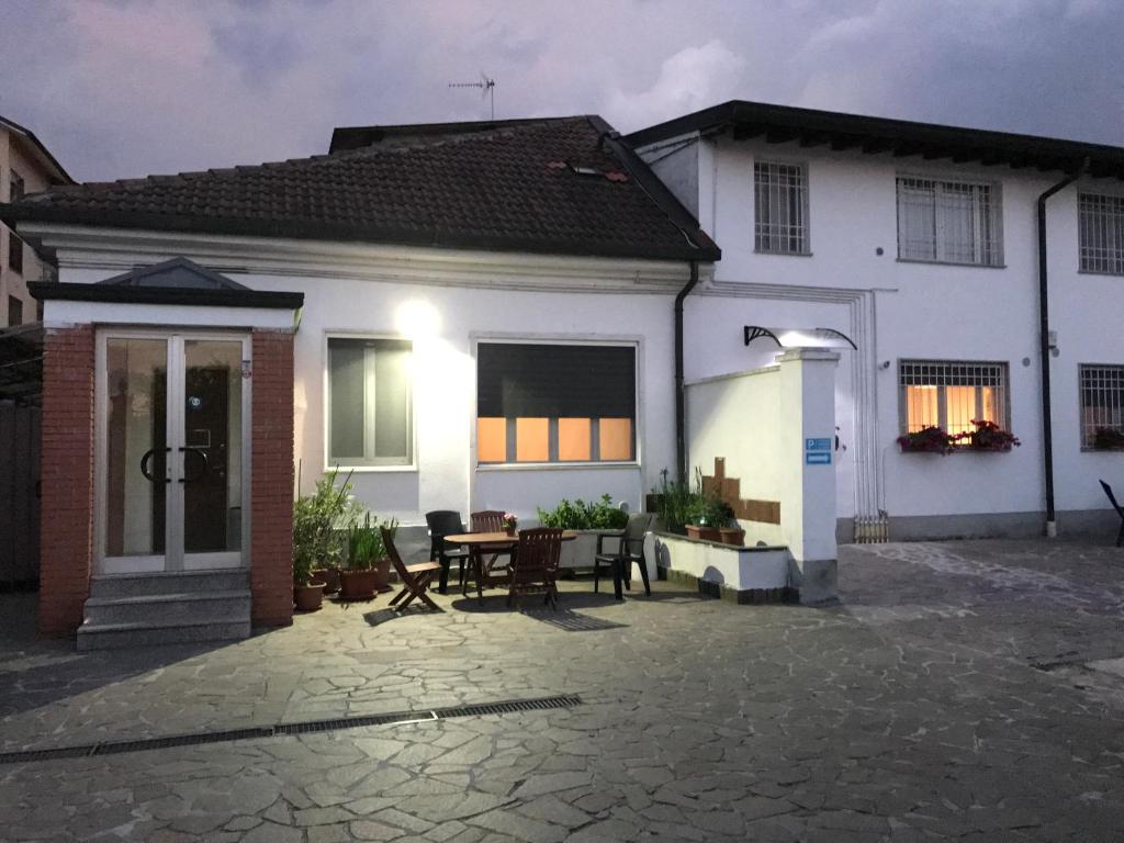 Biały dom z patio przed nim w obiekcie Milano Canal Apartments w Mediolanie