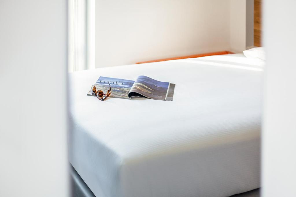 Postel nebo postele na pokoji v ubytování Ibis Styles Brindisi