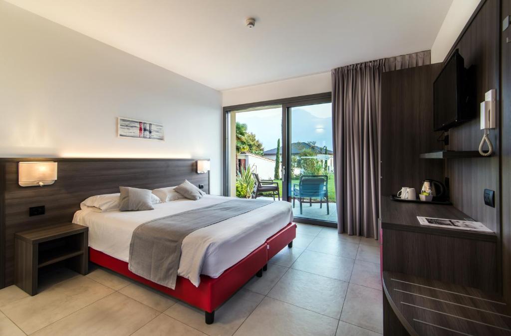 Hotel Domaso tesisinde bir odada yatak veya yataklar