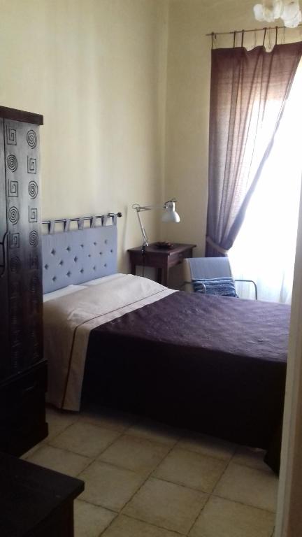 ラ・スペツィアにあるMarina's Houseのベッドルーム1室(ベッド1台、デスク、窓付)