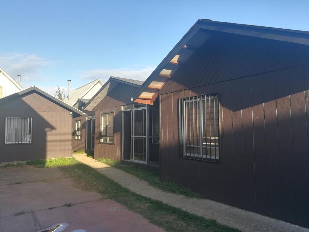 una fila de casas en una calle en Cabañas Arlenne, en Valdivia