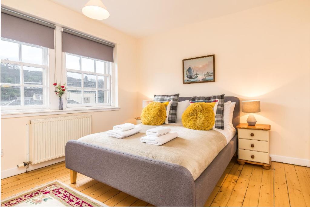 a bedroom with a bed with two towels at Sunny & spacious Royal Mile apt dating from 1677 in Edinburgh