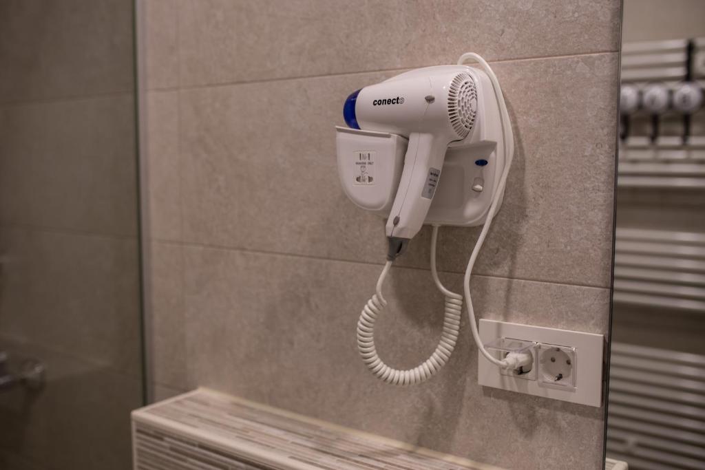 suszarka do włosów na ścianie w łazience w obiekcie MirÓ Studio Apartments Zagreb w Zagrzebiu