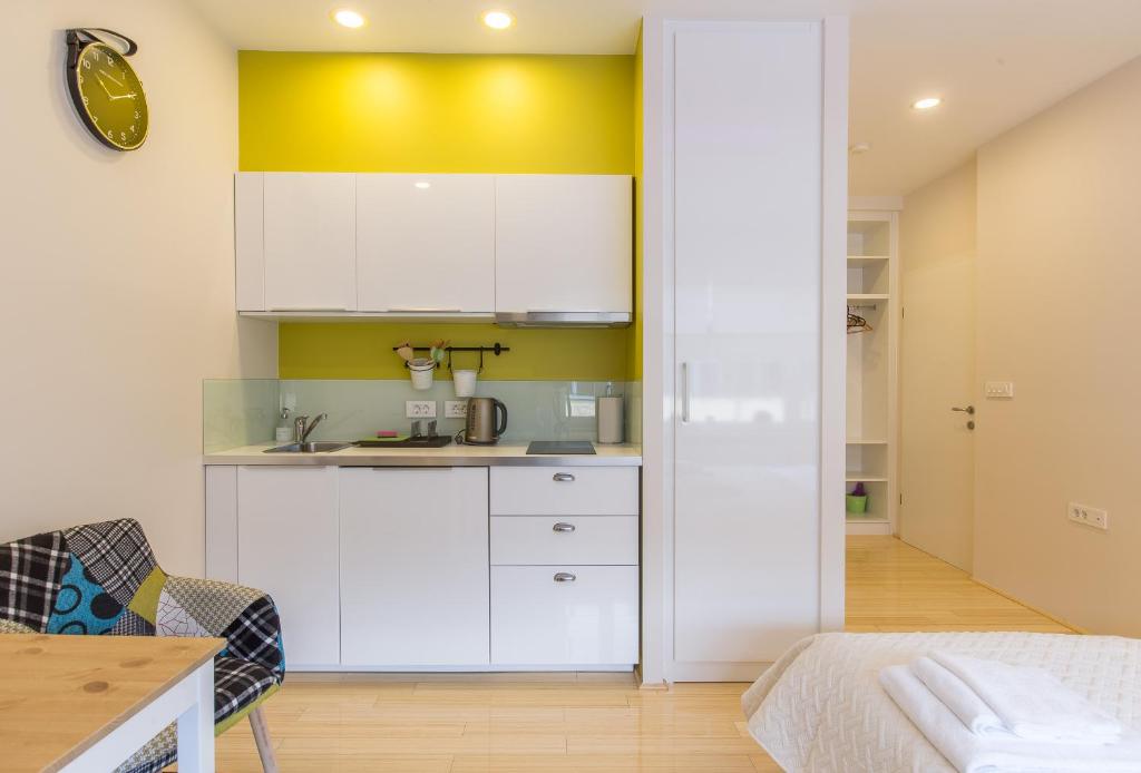 Kuchnia lub aneks kuchenny w obiekcie MirÓ Studio Apartments Zagreb