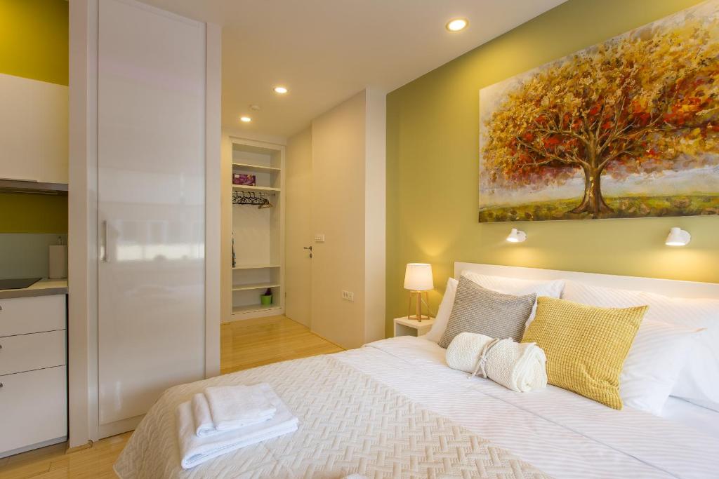 Łóżko lub łóżka w pokoju w obiekcie MirÓ Studio Apartments Zagreb