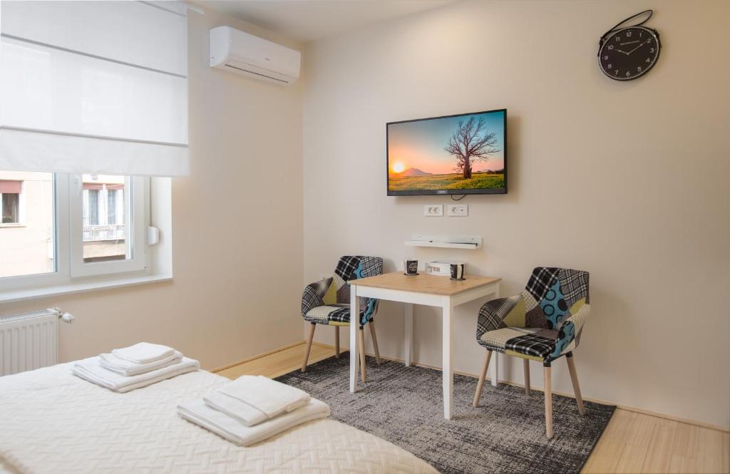 Łóżko lub łóżka w pokoju w obiekcie MirÓ Studio Apartments Zagreb