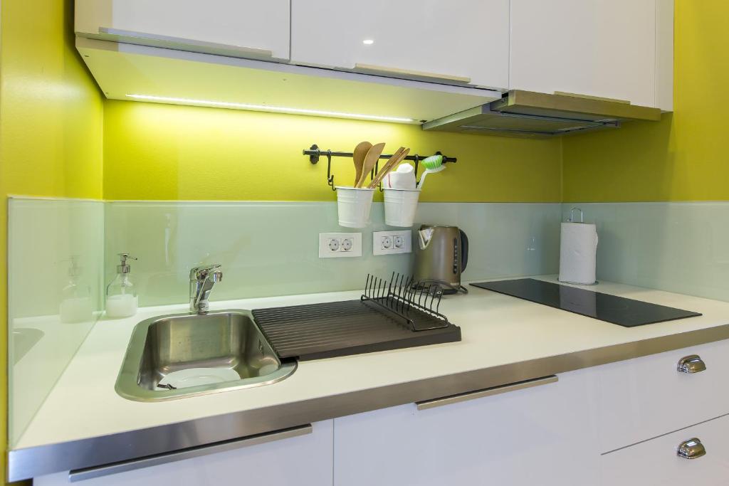 Kuchnia lub aneks kuchenny w obiekcie MirÓ Studio Apartments Zagreb