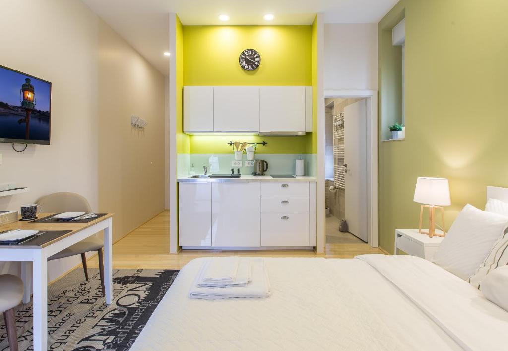 Łóżko lub łóżka w pokoju w obiekcie MirÓ Studio Apartments Zagreb