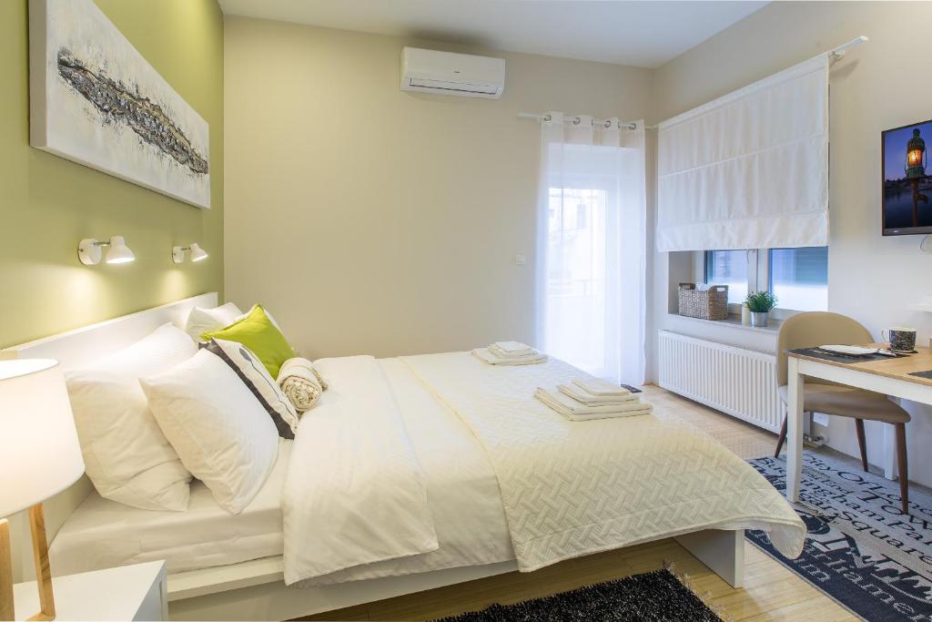 Łóżko lub łóżka w pokoju w obiekcie MirÓ Studio Apartments Zagreb