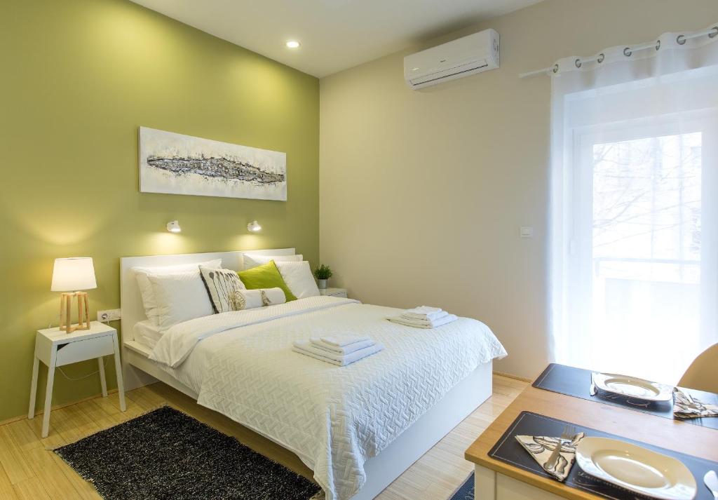 Łóżko lub łóżka w pokoju w obiekcie MirÓ Studio Apartments Zagreb