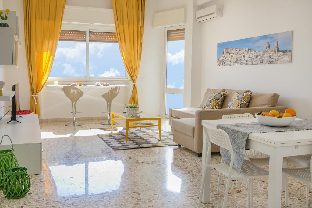 sala de estar con sofá y mesa en Appartamento La Finestra sul mare, en Pozzallo