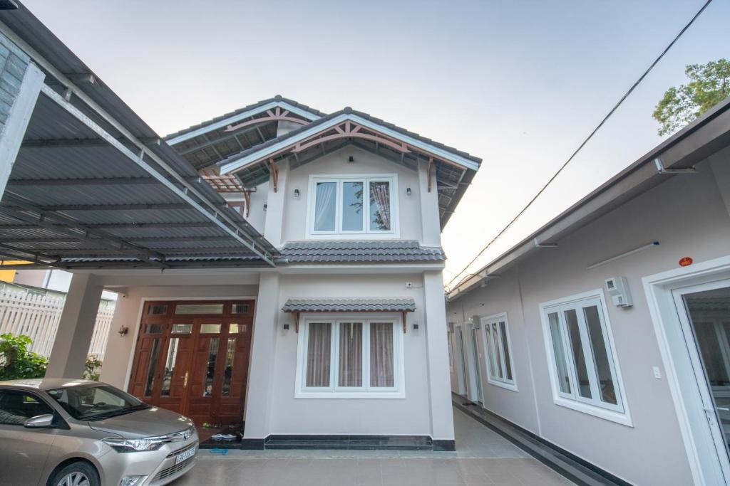 een huis met een auto ervoor geparkeerd bij Mỹ Kim Villa in Da Lat