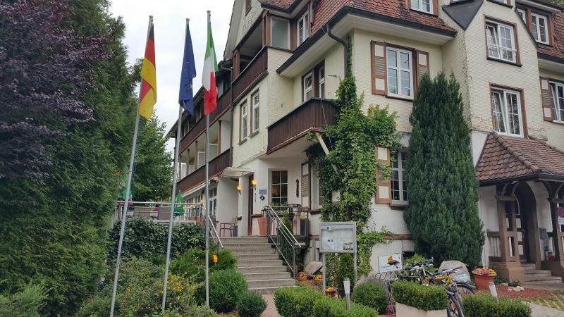 ein Gebäude mit Flaggen auf der Seite in der Unterkunft Hotel Il David in Königsfeld im Schwarzwald
