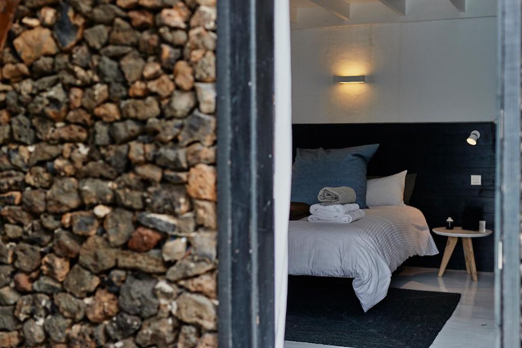 A bed or beds in a room at Finca Malvasia Rural Estate & Vineyard
