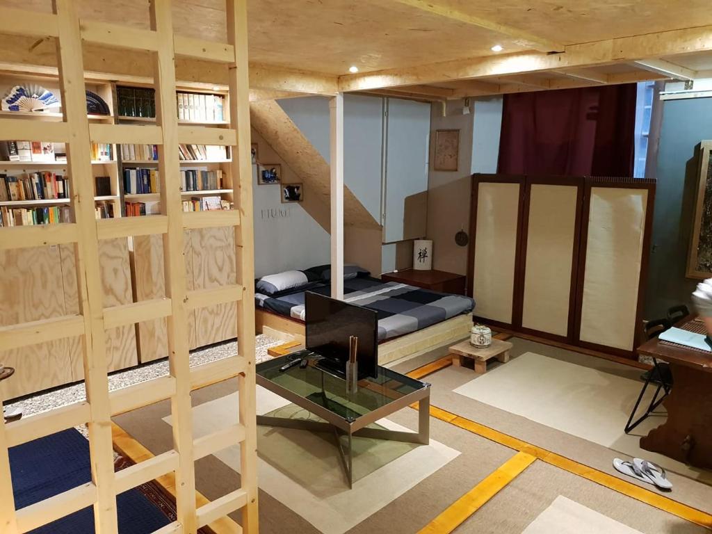 une chambre avec un lit et une chambre avec une étagère. dans l'établissement ZEN HOUSE, à Gênes