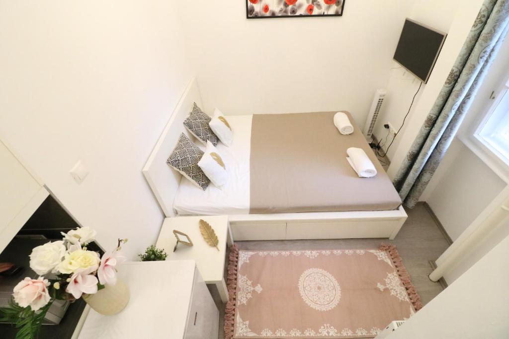 ブダペストにあるReal Apartments Wesselényi IVの小さなお部屋で、ベッド1台、ボックスが備わります。