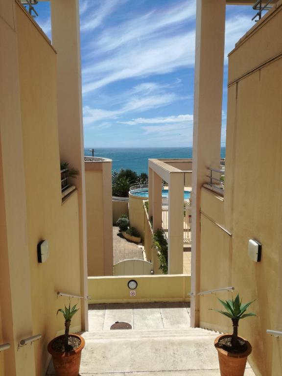 une vue sur l'océan depuis le balcon d'un immeuble dans l'établissement 483 Chemin de Saint-Clair, à Sète