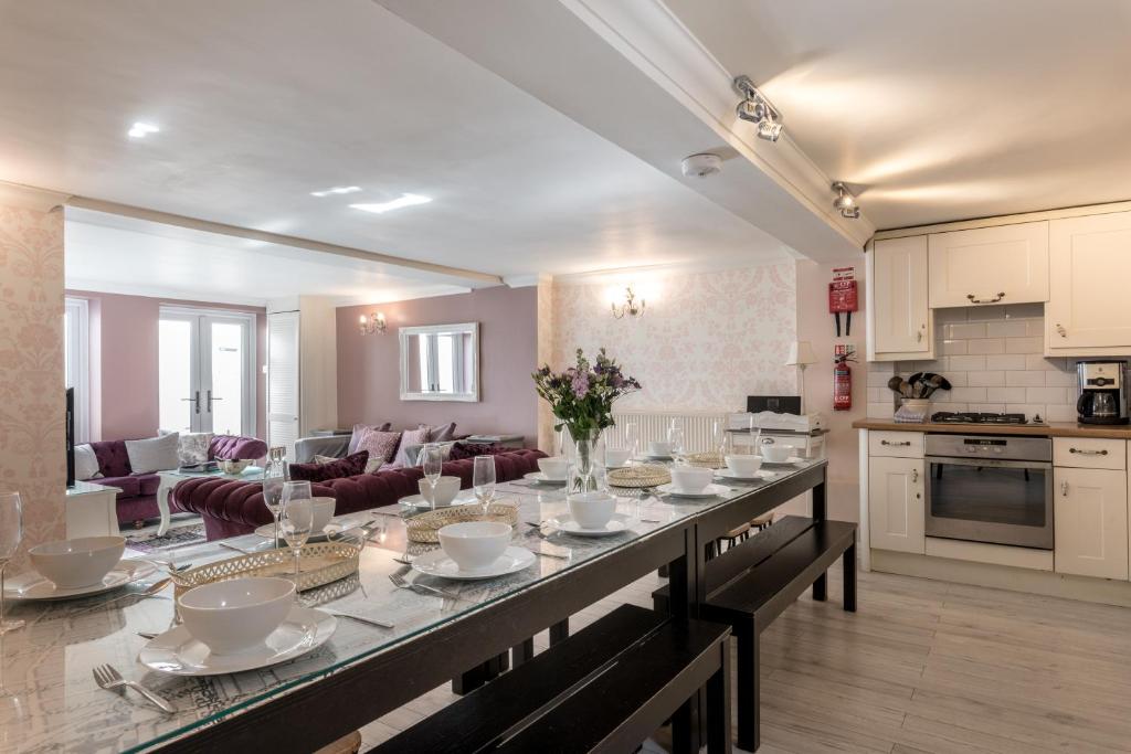 cocina y sala de estar con mesa de comedor grande en Little Paris - Parking - by Brighton Holiday Lets, en Brighton & Hove