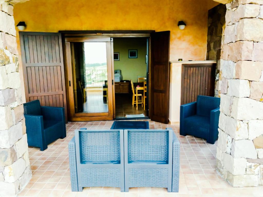 Posezení v ubytování Villa Luna e' Pedra - Suite in Villa con Vista sulla Baia di Alghero e Piscina