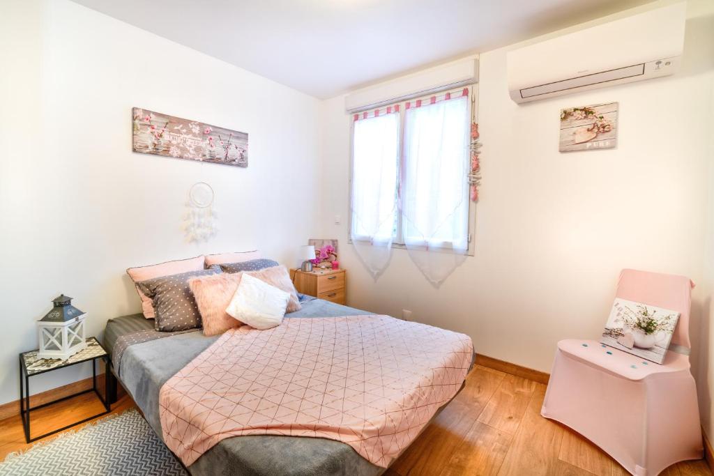 a bedroom with a bed and a window at Gîte Figues et Caraïbes in Cers