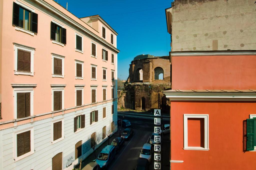 羅馬的住宿－Hotel Balilla，两栋建筑之间街道的景色