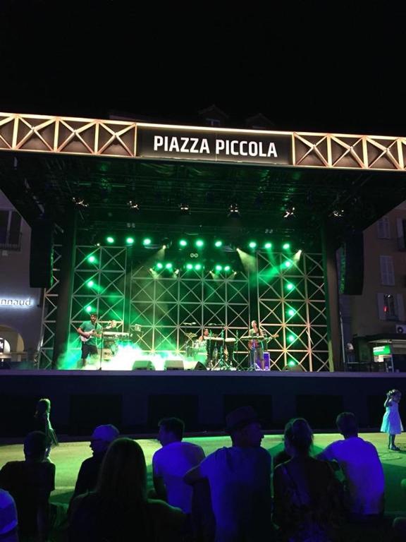 een groep mensen die voor een podium zitten bij Piccolo Hotel in Locarno