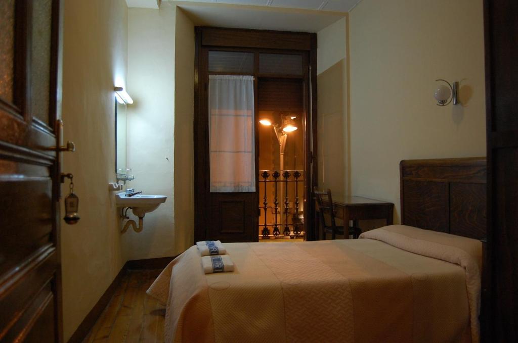 Postel nebo postele na pokoji v ubytování Hostal Paris