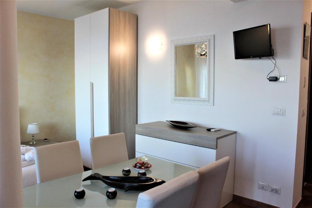 a room with a table and chairs and a television at Villa Sofia in Taormina