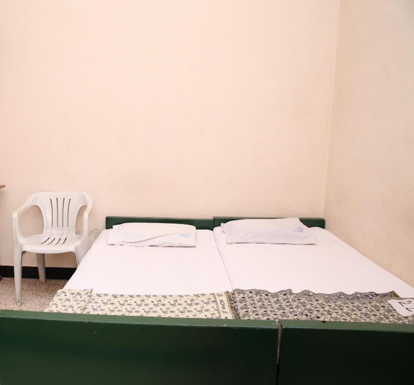 A bed or beds in a room at Solanki Guest House