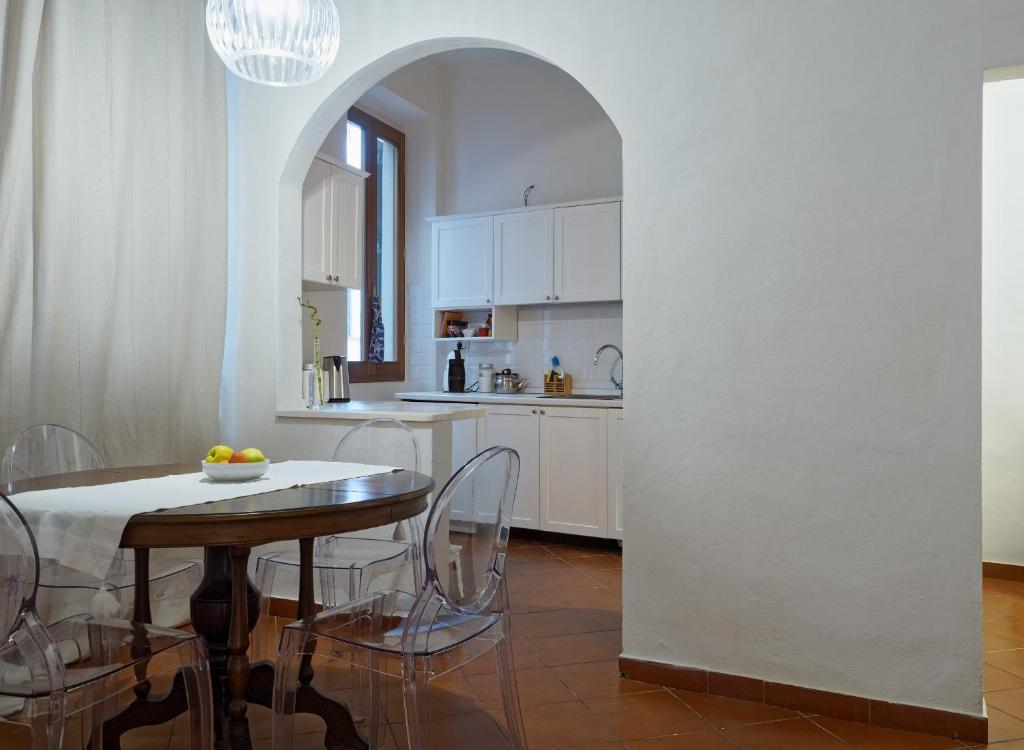 cocina y comedor con mesa y sillas en Mosca Cieca, en Florencia