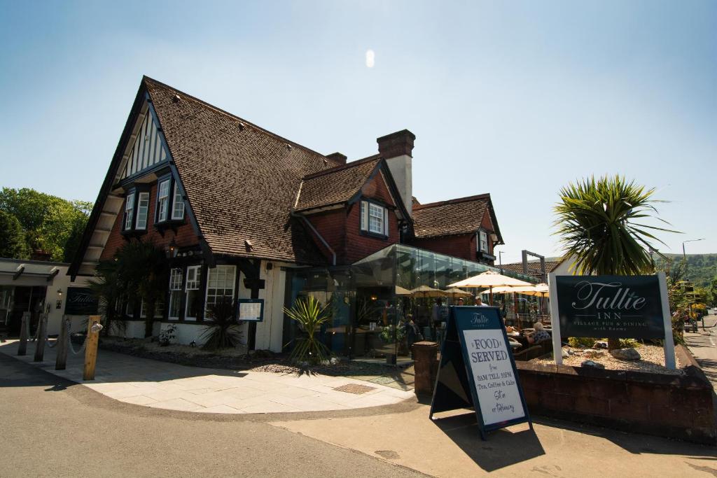 um edifício com um sinal de venda em frente em Tullie Inn em Balloch