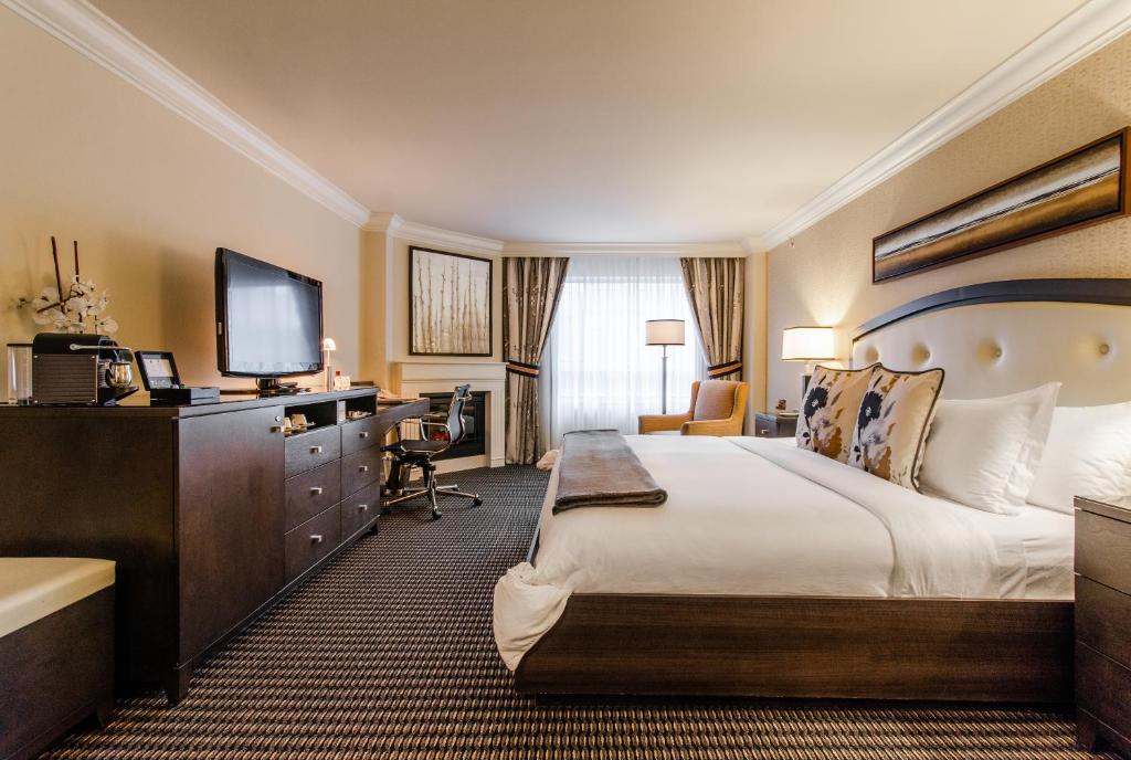 
Luxury Room with Fireplace
