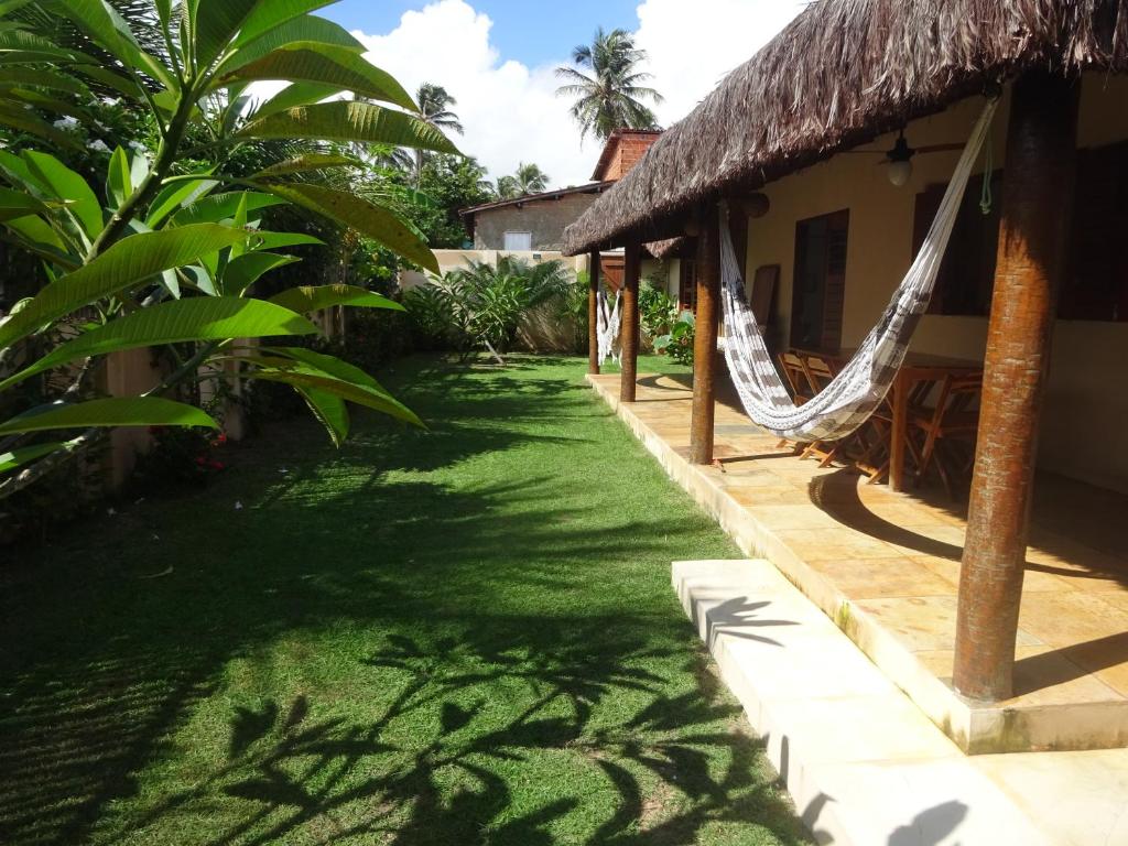 a hammock in the yard of a house at Os Navegantes B in Guajiru