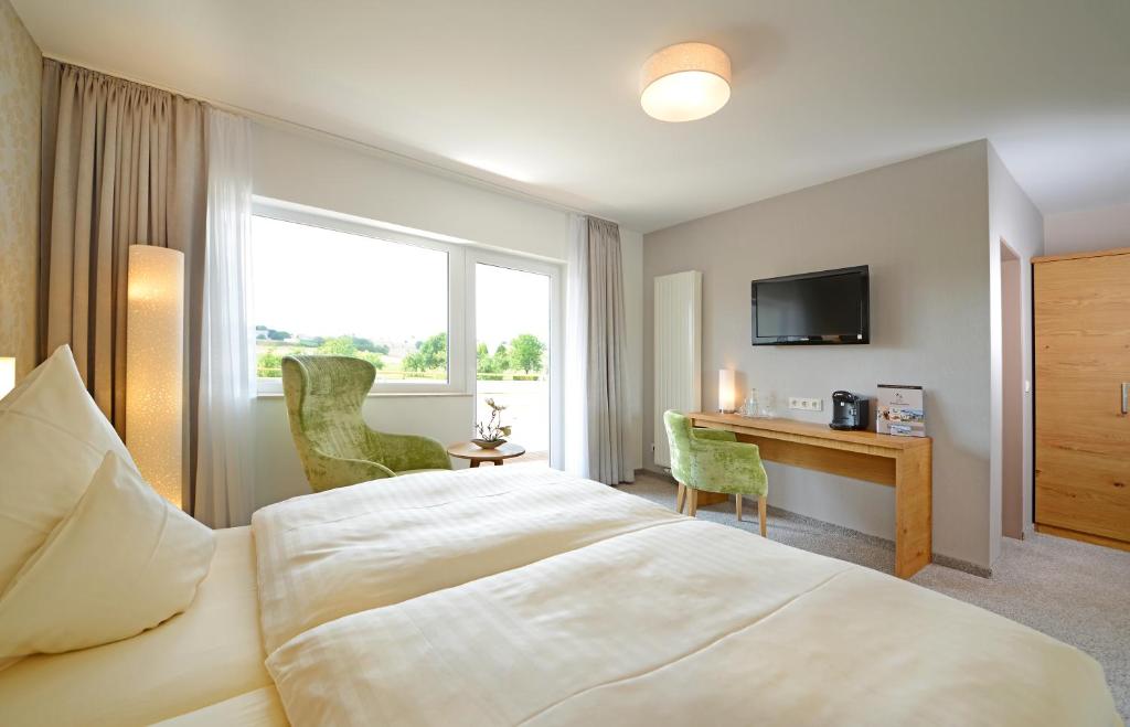 Hotel Hammermühle في Wahlrod: غرفة في الفندق مع سرير ومكتب