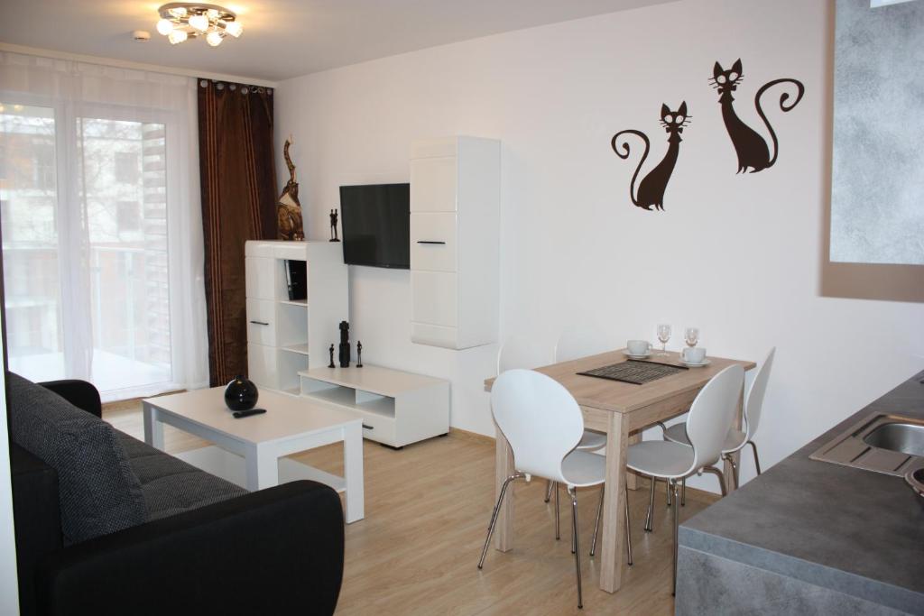 Televízia a/alebo spoločenská miestnosť v ubytovaní KOLOBRZEG apartamenty GREG POLANKI