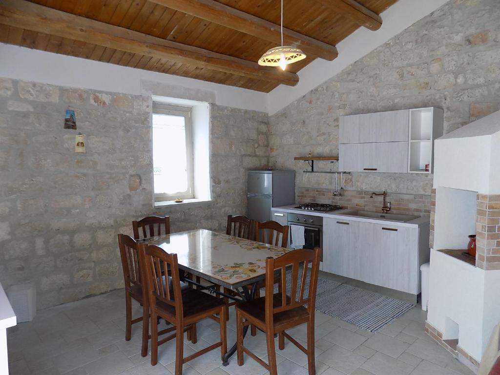 cocina con mesa y sillas en una habitación en Buen Retiro Modica, en Módica