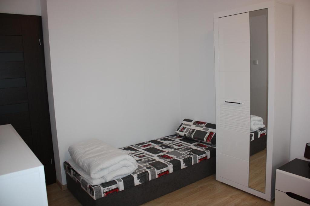 Posteľ alebo postele v izbe v ubytovaní KOLOBRZEG apartamenty GREG POLANKI